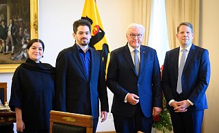 Erst eine Aus- dann eine Einladung: Intendant Wiegand zusammen mit dem designierten Chefdirigenten Shani bei Bundespräsident Steinmeier (Archivbild). - Bernd von Jutrczenka/dpa