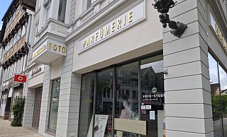 Bei einem Einbruch in eine Parfümerie in Höxter erbeutete ein Unbekannter Düfte und Parfüms im Gesamtwert von rund 10.000 Euro. - Svenja Ludwig