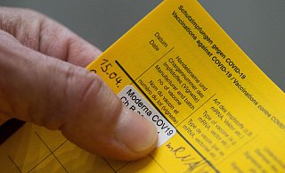 Geimpft oder nicht geimpft? Das ist in vielen Unternehmen die große Frage. Bis jetzt haben Arbeitnehmerinnen und Arbeitnehmer das gesetzliche Recht, dass die Antwort darauf ihre Privatsache ist. - picture alliance/dpa