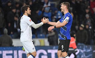 Fabian Klos (r.) begrüßt unter anderem den Keeper von Manchester City, Stefan Ortega, zu seinem Abschiedsspiel. - imago images/Team 2