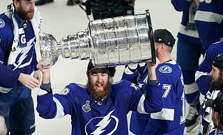 Lightning-Verteidiger David Savard jubelt mit dem Stanley Cup. - Foto: Gerry Broome/AP/dpa