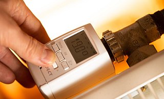 In der Nacht zum 26. Oktober werden die Uhren zurückgestellt: Smarte Thermostate passen sich automatisch an die Zeitumstellung an. - Franziska Gabbert/dpa-tmn