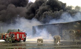 Feuer auf dem Gelände einer Recyclingfirma in Werfen. - FOTO: PATRICK MENZEL