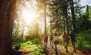 Raus in die Natur: Wandern ist ein gesundes und glücklich machendes Hobby.   - istock
