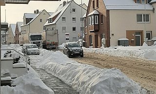Die Situation in Dalhausen ist ohnehin schon eng, durch die Schneemassen hat sich die Lage an der Ortsdurchfahrt allerdings dramatisch verschlechtert. - Britta Waldeyer