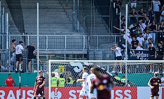 Die Fanlager des SV Sandhausen und von RB Leipzig sind verbal aneinandergeraten. - Uwe Anspach/dpa