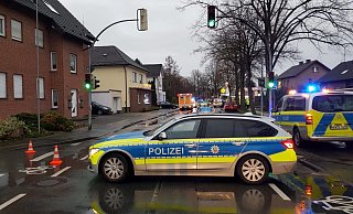 Auf der Wewerstraße in Elsen wurde im März eine 69-jährige Fußgängerin überfahren. - Polizei Paderborn