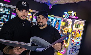 Sami Domnick (l.) und sein Bruder Benjamin Domnick in ihrem Timeless-Kiosk. Der Aktenordner enthält zahlreiche Klage- und Mahnschreiben des Bielefelder Ordnungsamtes. - Mike-Dennis Müller