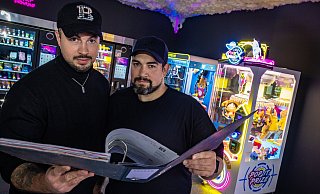 Sami Domnick (l.) und sein Bruder Benjamin Domnick in ihrem Timeless-Kiosk. Der Aktenordner enthält zahlreiche Klage- und Mahnschreiben des Bielefelder Ordnungsamtes. - Neue Westfälische Sami Domnick (l.) und sein Bruder Benjamin Domnick in ihrem Timeless-Kiosk. Der Aktenordner enthält zahlreiche Klage- und Mahnschreiben des Bielefelder Ordnungsamtes. - Neue Westfälische