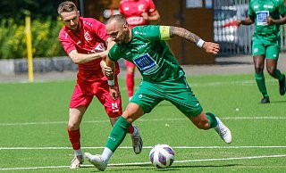 Volkan Ünal (r.) im Duell mit Furkan Ars. Beide kennen sich seit Jahren und haben auch schon zusammen beim VfB Fichte gespielt. Nun drückt Ünal Ars für einen anderen Wettbewerb die Daumen. - Andreas Zobe