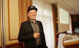 Modell: Der 1. Vorsitzende Raimund Bertels empfiehlt den Anhängern des SC Verl in diesem Jahr ein Vereins-Käppi als Weihnachtsgeschenk. - Henrik Martinschledde