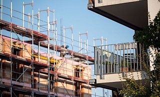 Baustelle eines Neubaus in Stuttgart. Die Situation auf dem Wohnungsmarkt wird laut Mieterbund immer dramatischer. - Sebastian Gollnow/dpa