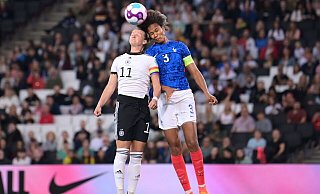 Frankreichs Wendie Renard (r) wird das Spiel gegen die DFB-Auswahl verpassen. - Sebastian Gollnow/dpa