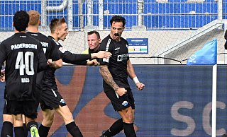 Adriano Grimaldi und seine Kollegen bejubeln den SCP-Treffer zum 0:1. - dpa