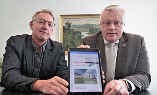 Nur noch digital: Höxters Kämmerer Martin Finke (l.) und Bürgermeister Daniel Hartmann präsentieren den Haushalt. - David Schellenberg