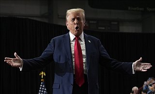 Der republikanische Präsidentschaftskandidat und ehemalige US-Präsident Donald Trump kommt zu einer Wahlkampfveranstaltung im Riverfront Sports. +++ dpa-Bildfunk +++ - picture alliance/dpa/AP