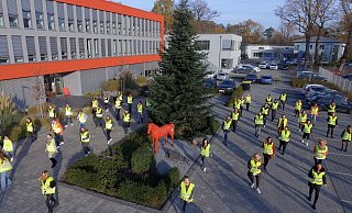 Die Aktion auf dem Firmenparkplatz in Gütersloh wurde mit einer Drohne gefilmt.  - Hagedorn