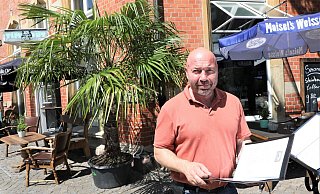 Frank Förster vor dem Time-out am Eingang zur Warburger Hauptstraße. Drinnen sorgt das Ambiente bei Gästen öfter mal für Überraschungsmomente. - Simone Flörke
