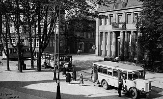 Ein NAG-Bus und ein Dürkopp-Wagen 1927 am Jahnplatz. - Stadtwerke Bielefeld