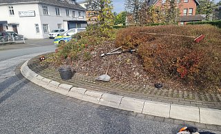 Am Kreisverkehr an der Hauptstraße ist ein Mitarbeiter des Bauhofs von einem Auto erfasst worden. - Andreas Eickhoff