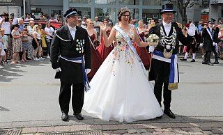 Peter Riepe (r.) führte seine schöne Königin Karin Latzel am Montagnachmittag durch die vollen Beverunger Straßen. - Simone Flörke