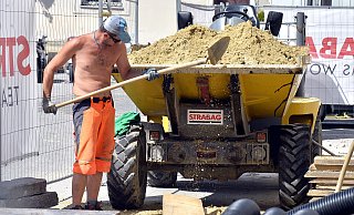 Während Schüler in den Sommerferien ihre freie Zeit genießen, müssen Bauarbeiter kräftig ranklotzen. In den kommenden Wochen stehen wichtige Arbeiten an. - picture alliance / HERBERT PFARRHOFER / APA / picturedesk.com
