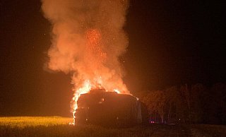 Die Strohballen brannten in der Nacht lichterloh. - Feuerwehr Kirchlengern