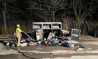 Die Altkleider-Container standen in Flammen, die Wände glühten: Bei einem Einsatz am 13. März konnte die Feuerwehr nur noch das Feuer löschen. Die Spenden wurden restlos zerstört. - Feuerwehr Hiddenhausen