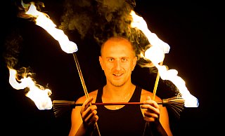 Die Künstler von Feuerflut zeigen nicht nur ihre Kunst, sondern laden auch Kinder zum Ausprobieren ein. - Feuerflut
