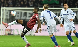 Mit zwei Assists einer der Stärksten bei Hannover 96: Noel Aseko (l) - Swen Pförtner/dpa