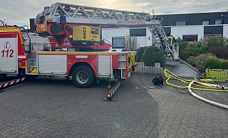 In Jöllenbeck löschte die Feuerwehr am Samstagnachmittag einen Schornsteinbrand. - Paul Brinkmann