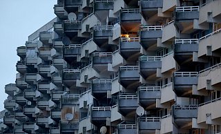 Trotz Corona ist die Zahl der Zwangsversteigerungen in Deutschland im vergangenen Jahr gesunken. Ein Wohnhaus in Köln. - Foto: Oliver Berg/dpa