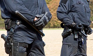 Laut amtlicher Statistik wird wegen 2.000 Verdachtsfällen illegaler Polizeigewalt gegen rund 4.000 Polizisten im Jahr von den Staatsanwaltschaften ermittelt. - picture alliance/chromorange