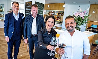 Philipp Dees (l.) und Christian Feldbausch heißen Songül und Cetin Atalay als Clubgastronomen willkommen. - Barbara Franke