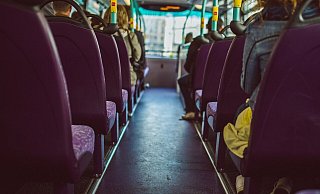 Viele Schülerinnen und Schüler fahren mit dem Bus zur Schule. Dabei gibt es einige Probleme. (Symbolbild) - Pixabay/StockSnap