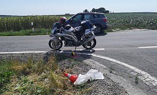 Ein 44-jähriger Kradfahrer wurde am Freitagnachmittag schwer verletzt. Ein BMW-Fahrer hatte an der Kreuzung der L 953/K 43 bei der Fahrt in Richtung Hampenhausen die Vorfahrt missachtet. - Hermann Ludwig