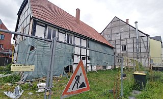 Im Juli 2020 war die Alte Mühle ausgebrannt. Seither ruhten die zuvor begonnenen Bauarbeiten in dem unter Denkmalschutz stehenden Fachwerkhaus. - Marion Pokorra-Brockschmidt