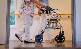 Anfang 2022 eingeführte Entlastungszuschläge für Pflegeheimbwohnerinnen und -bewohner sollen zum 1. Januar 2024 erhöht werden. dadurch soll der Eigenanteil für die reine Pflege gedrückt werden. - Christoph Schmidt/dpa