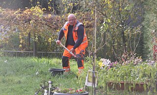 Sachverständiger Maik Menke nimmt in einem Garten in Hunnebrock eine Bodenprobe. In dieser werden jetzt Stoffe wie Öl, Lack oder Lösungsmittel gesucht. - Florian Weyand