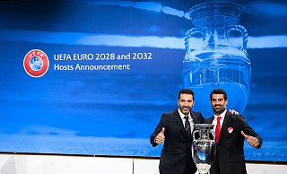 Die EM-Botschafter für 2032, Gianluigi Buffon (l) und Volkan Demirel. - Jean-Christophe Bott/KEYSTONE/dpa
