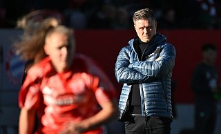 Der Bayern-Trainer Alexander Straus freut sich über Neuzugang Momoko Tanikawa. - Angelika Warmuth/dpa