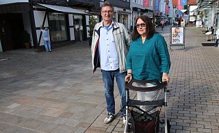 Martin Schmidt und Karin Wiegmann stehen dem Lübbecker Beirat für Inklusion und Teilhabe vor. Das Piktogramm vor ihren Füßen, das auf Sehbehinderte hinweist, ist kaum noch zu erkennen und soll erneuert werden. - Frank Hartmann
