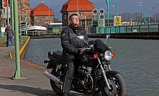 Entspannt: Martin Freidank, Geschäftsführer ADAC OWL, war mit seinem Motorrad für eine Tour in Minden unterwegs. - Sarah Jonek