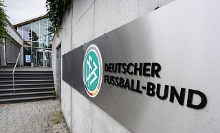 Das Logo des Deutschen Fußball-Bundes prangt am Eingang der Zentrale in Frankfurt. - Frank Rumpenhorst/dpa