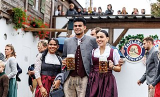 Neu-Stürmer Luis Díaz kann sich auf dem Oktoberfest feiern lassen. - Matthias Balk/dpa