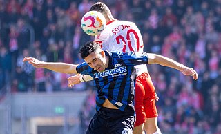 Auch Niclas Nadj, SCP-Entdeckung der vergangenen Wochen, hatte in Regensburg einen schweren Stand. Hier verliert der Paderborner Angreifer ein Kopfballduell gegen Jahn-Linksverteidiger Leon Guwara. - Imago Images