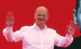 SPD Kanzlerkandidat Olaf Scholz redet auf dem Dr. Rur Platz in Bochum.Scholz startet im Ruhrgebiet in die heiße Phase des Wahlkampfs. Rund sechs Wochen vor der Bundestagswahl spricht er zum Auftakt seiner Tour in der Bochumer Innenstadt. - Foto: David Young/dpa