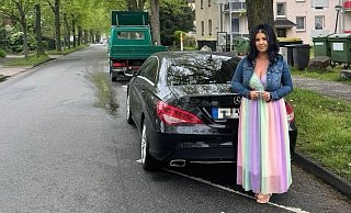 Ziemlich genau an dieser Stelle ereignete sich der Vorfall im April 2023 in der Bismarckstraße. Für ein Foto hat sich Simone Fierus vor ihrem neuen Auto noch einmal dorthin gewagt. MT-Foto: - Patrick Schwemling
