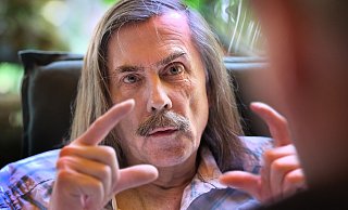 Erläutert seinen Standpunkt: Norbert Morkes beim Interview auf der heimischen Terrasse. - Andreas Frücht