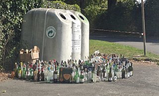 Am Freibad in Höxter stehen jede Menge Flaschen vor dem Glascontainer. Der wurde zwar geleert, die Flaschen aber stehen gelassen. Ein doppeltes Problem. - Privat
